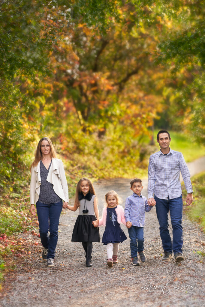photographe Rive-Sud de Montréal, photographe Mont-Saint-Hilaire, photographe Beloeil, photographe Saint-Julie, photographe Saint-Bruno, photographe Saint-Hyacinthe, photographe Saint-Basile-le-Grand, photographe Boucherville, photographe Brossard, portrait de famille automne, séance photo automne, portrait extérieur Québec, photographe de famille Montérégie, portrait de couple extérieur, photographe portrait professionnel.
